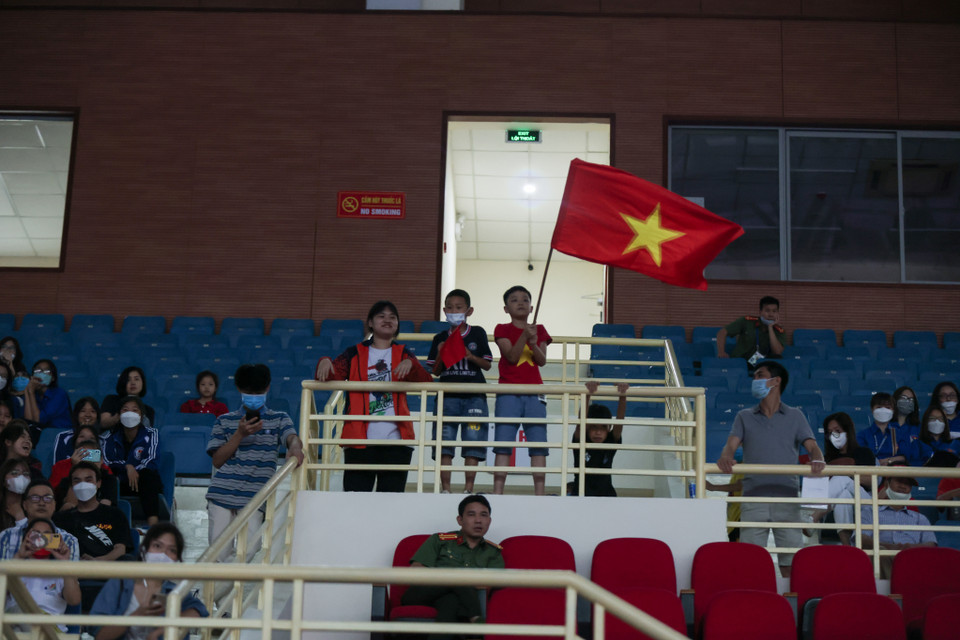 Khán giả tại sân thi đấu đã cổ vũ cho kiếm thủ Việt Nam trong trận chung kết. (Ảnh: Minh Sơn/Vietnam+)