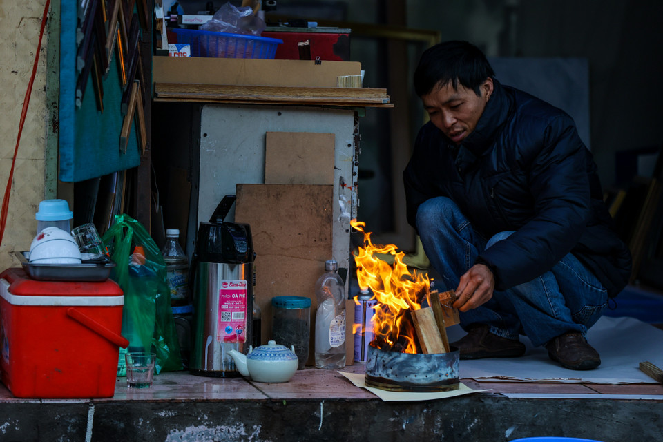 Nhiều người phải đốt lửa để sưởi ấm, xua tan cái lạnh tê tái, rét buốt. (Ảnh: Minh Sơn/Vietnam+)