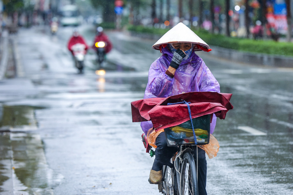 Đa số người dân đều mặc áo ấm, trùm kín mít để tránh gió lạnh. (Ảnh: Minh Sơn/Vietnam+)