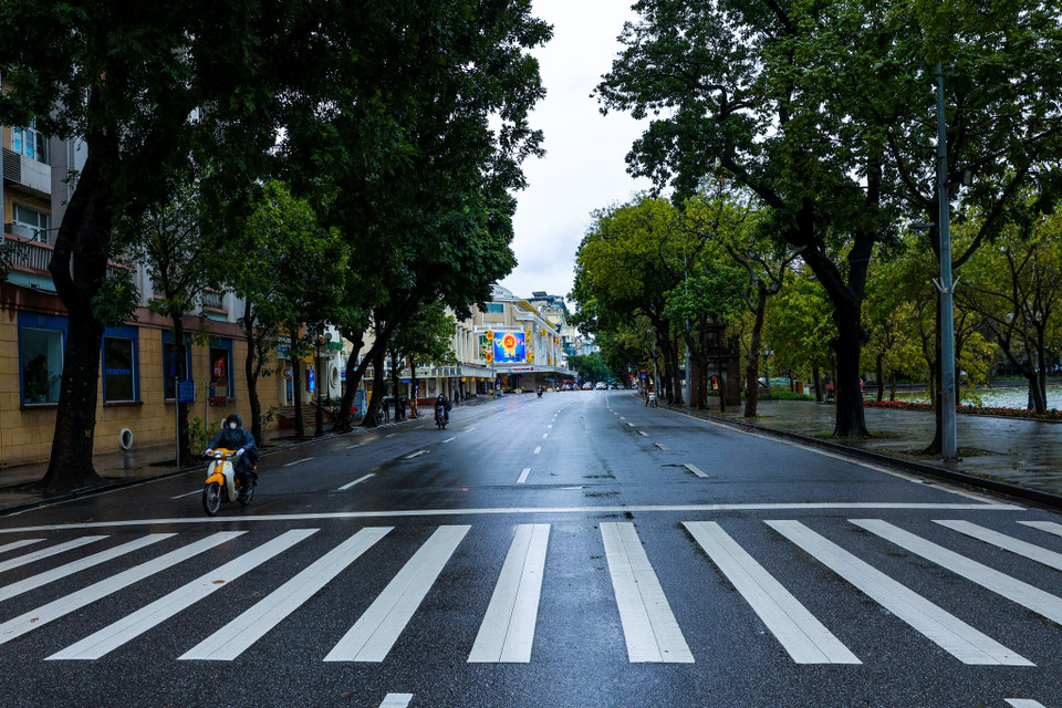 Ảnh hưởng của không khí lạnh tăng cường, sáng 20/2, người dân Hà Nội đã trải qua đợt rét nhất kể từ đầu mùa. (Ảnh: Minh Sơn/Vietnam+)