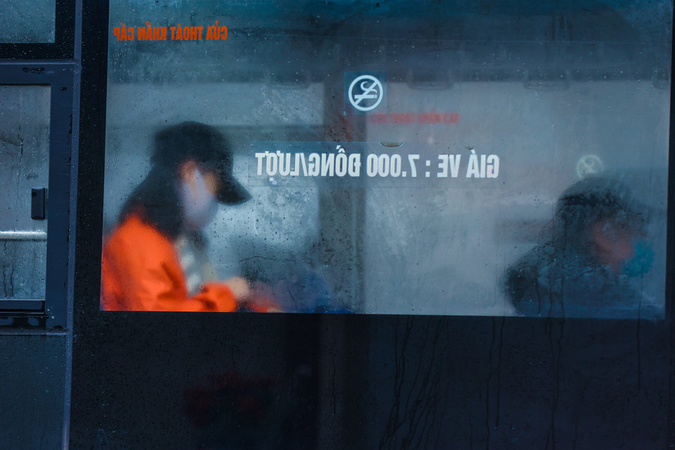 Không khí lạnh kèm mưa rào và độ ẩm cao khiến nhiều người tê buốt khi ra đường. (Ảnh: Minh Sơn/Vietnam+)