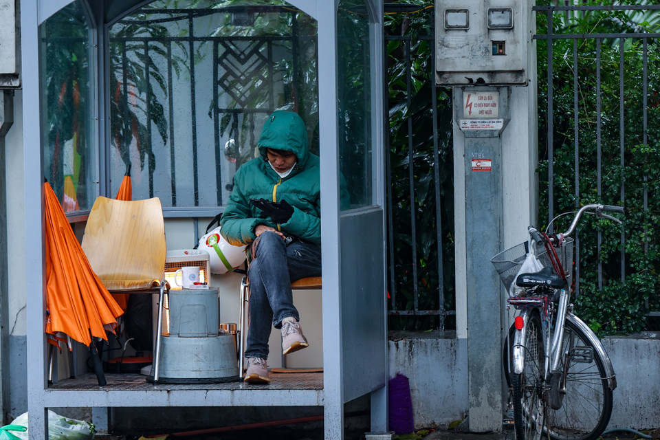 Không khí lạnh cũng tác động và gây mưa rào càng khiến cảm giác lạnh hơn. (Ảnh: Minh Sơn/Vietnam+)
