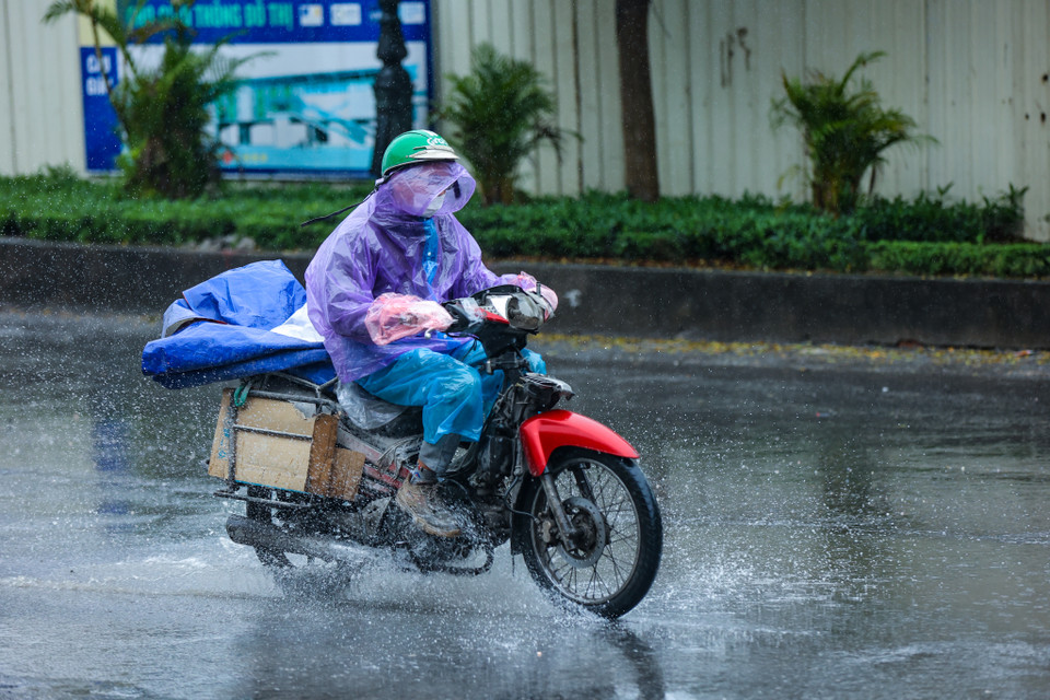 Theo dự báo, càng về chiều và đêm, nhiệt độ càng giảm sâu khiến cho người đi đường cảm nhận được cái lạnh tê tái, rét buốt. (Ảnh: Minh Sơn/Vietnam+)