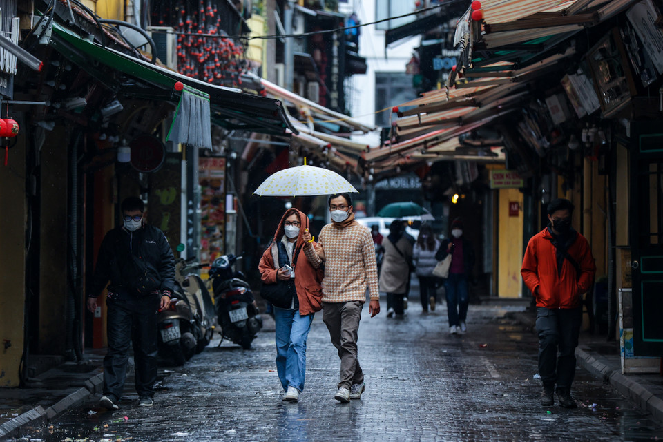 Giá rét kèm mưa khiến cuộc sống của người dân bị ảnh hưởng. (Ảnh: Minh Sơn/Vietnam+)