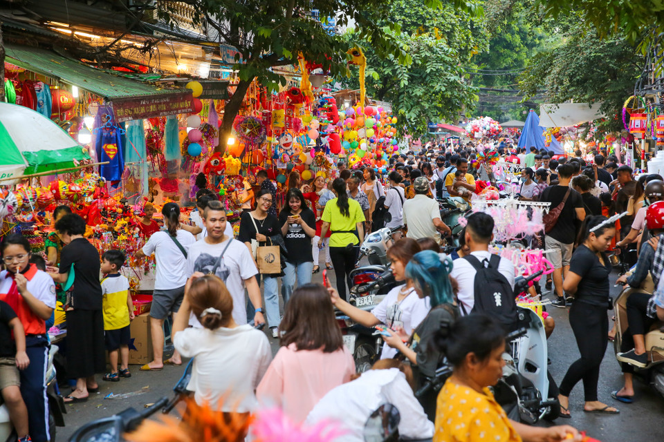 Dịp Tết Trung Thu 2020 có chút đặc biệt hơn so với những năm trước vì cuộc sống người dân chỉ vừa trở lại trạng thái 'bình thường mới' sau dịch COVID-19. (Ảnh: PV/Vietnam+)