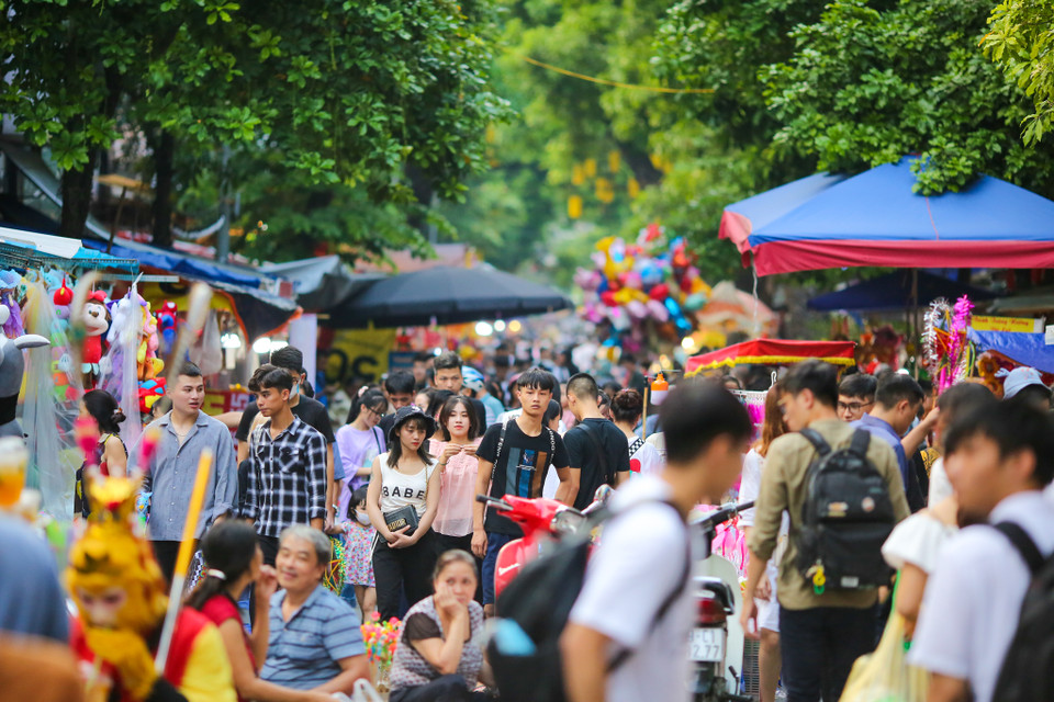 Dọc con phố Hàng Mã, nhiều tiểu thương ở đây vẫn khá chủ quan với dịch COVID-19 khi gần như rất ít tiểu thương đeo khẩu trang phòng dịch cũng như xịt khử khuẩn, giữ khoảng cách an toàn. (Ảnh: PV/Vietnam+)