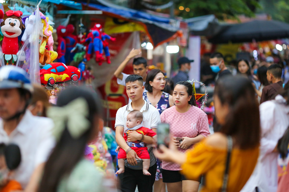 Thậm chí nhiều gia đình mang con nhỏ đi dạo chơi tại đây vẫn không đeo khẩu trang. (Ảnh: PV/Vietnam+)