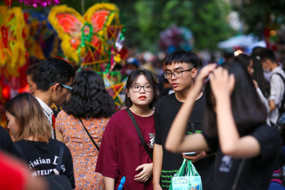 Theo quan sát, nhiều người đến đây không giữ khoảng cách an toàn. Đặc biệt, nhiều người không đeo khẩu trang phòng dịch dù nguy cơ dịch bệnh COVID-19 vẫn đang hiện hữu. (Ảnh: PV/Vietnam+)