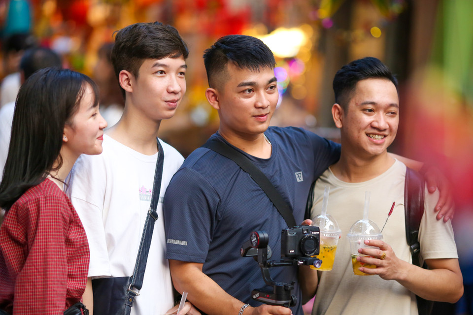 Khoảng 3 ngày nữa sẽ đến đêm rằm Trung Thu, mỗi ngày có hàng nghìn người đến các con phố bán mặt hàng đồ chơi truyền thống để tham quan, chụp ảnh. (Ảnh: PV/Vietnam+)