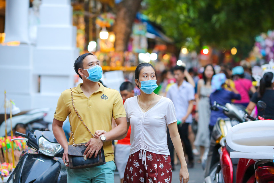 Để đón một mùa Trung Thu an lành, các chuyên gia y tế khuyến cáo người dân cần phải tuân thủ các biện pháp phòng tránh COVID-19 mà cơ quan chức năng đã đưa ra như giữ khoảng cách, đeo khẩu trang, khử khuẩn... để tự bảo vệ mình. (Ảnh: PV/Vietnam+)
