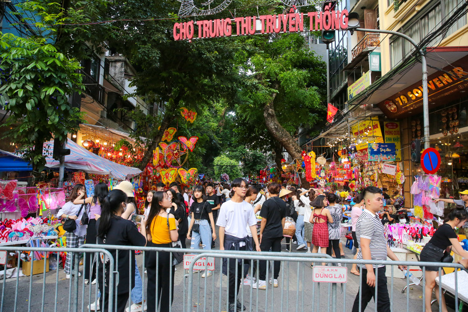 Hiện Hà Nội và cả nước đang trong thời gian dịch COVID-19 với các biện pháp phòng dịch an toàn, tuy nhiên nhiều người dân Thủ đô dạo chơi dịp Trung Thu trên các tuyến phố Hàng Mã, Hàng Lược, Hàng Cân (Hoàn Kiếm, Hà Nội) vẫn còn khá chủ quan, lơ là không đeo khẩu trang. (Ảnh: PV/Vietnam+)