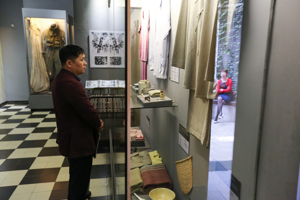 Cuộc triển lãm 'Tìm lại ký ức' được trưng bày với 4 nội dung: Đối mặt với B52, Khách sạn Hilton-Hà Nội, Ngày trở về và Xây đắp tương lai. (Ảnh: Minh Sơn/Vietnam+)