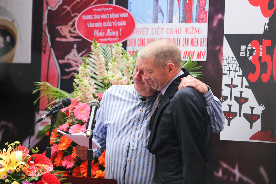 Ông Robert P. Chenoweth bật khóc khi nhớ lại những ngày tháng được người dân Việt Nam chăm sóc và đối xử như những người bạn. (Ảnh: Minh Sơn/Vietnam+)