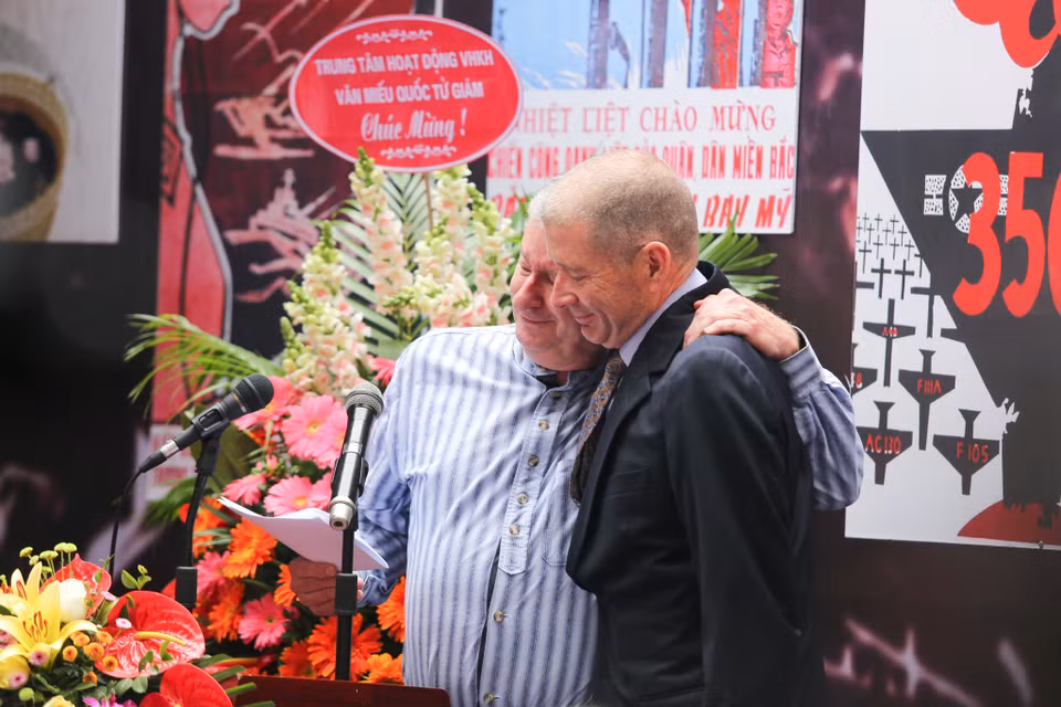 Ông Robert P. Chenoweth bật khóc khi nhớ lại những ngày tháng được người dân Việt Nam chăm sóc và đối xử như những người bạn. (Ảnh: Minh Sơn/Vietnam+)