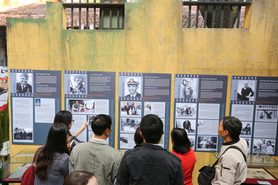 Trưng bày chuyên đề 'Tìm lại ký ức' là dịp để người dân Việt Nam thêm tự hào khi đã lập nên một kỳ tích của thế kỷ XX, là dịp để các cựu binh Mỹ nhớ lại một khoảng lặng trong cuộc đời, giúp mỗi người hiểu hơn về sự khốc liệt của chiến tranh, để cùng góp sức xây dựng Thế giới hòa bình. (Ảnh: Minh Sơn/Vietnam+)