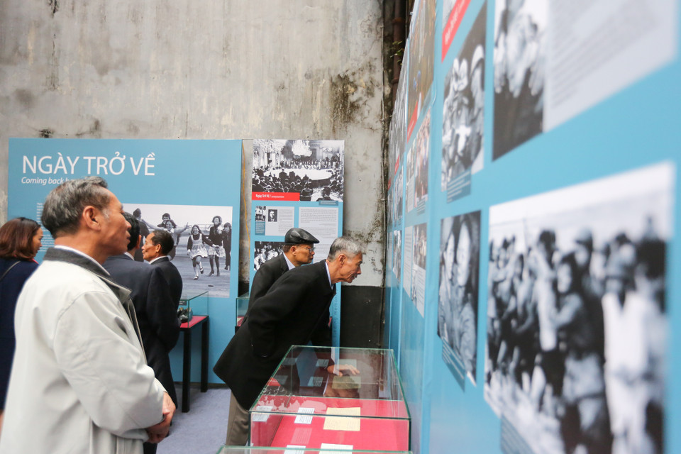 Những hình ảnh phi công Mỹ ném bom, bị bắt giam tại Trại giam Hỏa Lò; những cuộc trở về từ hai phía và họ đã quay trở lại, nắm tay nhau, cùng nhau xây đắp tương lai. (Ảnh: Minh Sơn/Vietnam+)