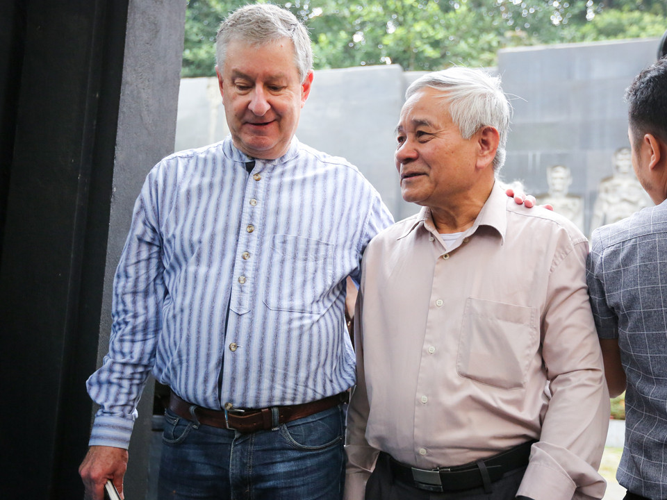 Hạ sỹ Lục quân Mỹ Robert P. Chenoweth, người đã có thời gian bị giam giữ tại Hà Nội vui mừng khi gặp lại bác Lê Khai, một 'quản giáo', một người bạn ngày xưa của ông sau gần 50 năm. (Ảnh: Minh Sơn/Vietnam+)