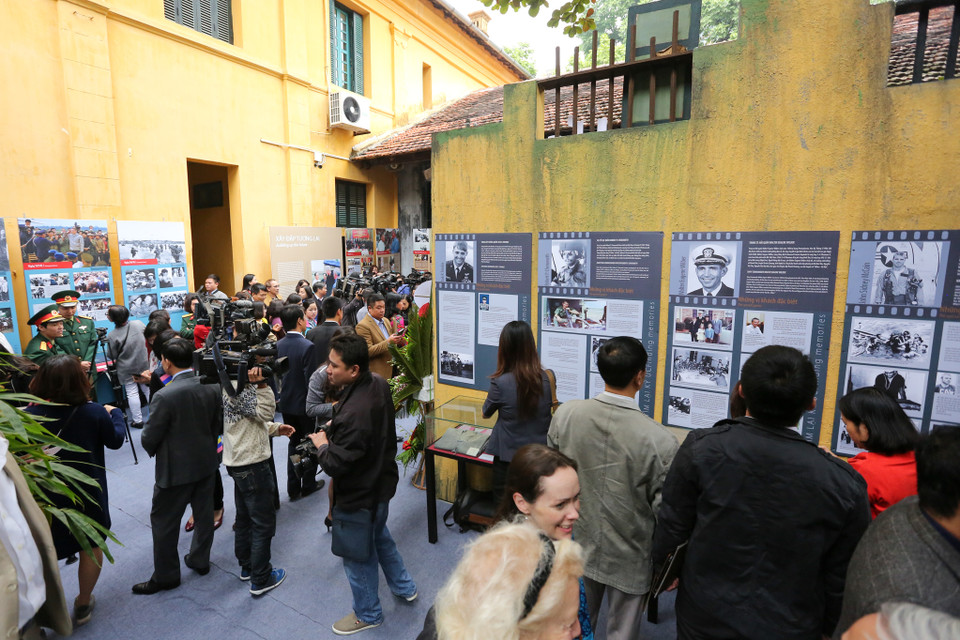 Kỷ niệm 45 năm chiến thắng Điện Biên Phủ trên không (12/1972 - 12/2017), Ban Quản lý Di tích Nhà tù Hỏa Lò đã tổ chức trưng bày chuyên đề 'Tìm lại ký ức'. (Ảnh: Minh Sơn/Vietnam+)