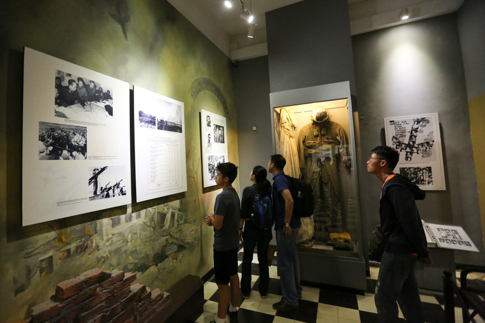 Trong không gian của Di tích, các du khách sẽ được chiêm ngưỡng những bức ảnh, tài liệu, hiện vật lịch sử quý giá được lưu giữ nhằm tái hiện một thời lịch sử vừa hào hùng vừa bi thương của dân tộc Việt Nam. (Ảnh: Minh Sơn/Vietnam+)