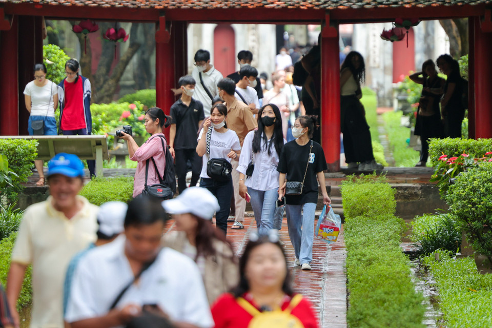 Chỉ còn một ngày nữa, kỳ thi tốt nghiệp THPT năm 2023 chính thức diễn ra. Tuy trời mưa tầm tã vào sáng 26/6 nhưng rất nhiều phụ huynh cùng sĩ tử đã đến Văn Miếu-Quốc Tử Giám cầu may mắn. (Ảnh: Minh Sơn/Vietnam+)