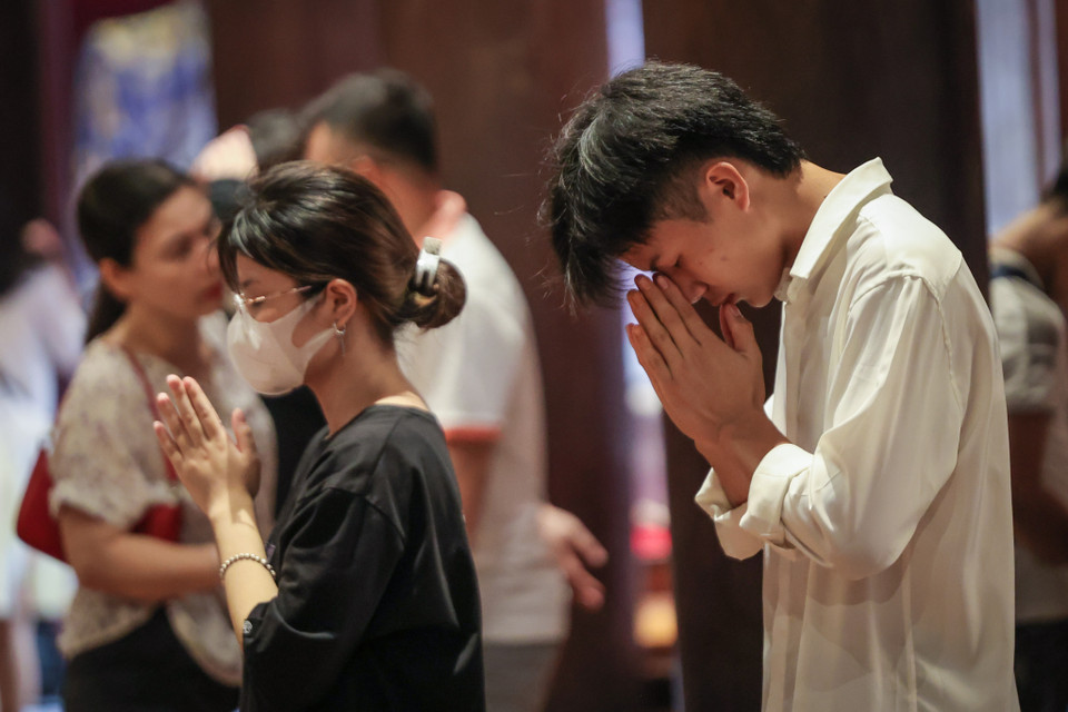 Trần Quang Điểm đã lặn lội từ huyện Đan Phượng (Hà Nội) lên đây từ sớm để thắp hương cầu chúc may mắn. Điểm cho biết đây là năm thứ 2 bạn dự thi vào trường Đại học Sĩ quan Chính trị. (Ảnh: Minh Sơn/Vietnam+)