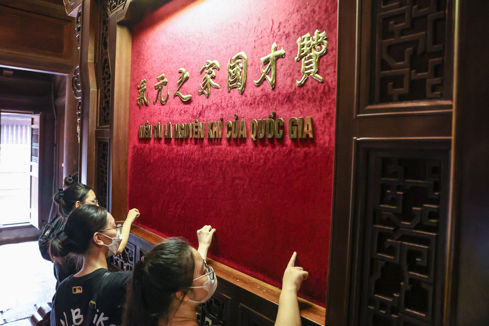 Kỳ thi tốt nghiệp Trung học Phổ thông Quốc gia 2023 được tổ chức vào 3 ngày. Ngày 27/6, các thí sinh tập trung nghe quy chế và hoàn thiện lần cuối các giấy tờ, thủ tục theo quy định; ngày 28-29/6 là ngày thi tốt nghiệp. (Ảnh: Minh Sơn/Vietnam+)