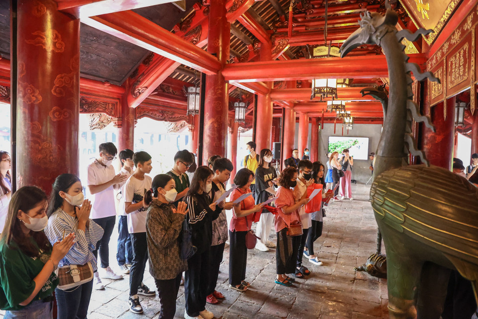 Ngay từ khoảng 8 giờ sáng, khu di tích Văn Miếu-Quốc Tử Giám đã có rất đông thí sinh, phụ huynh tới dâng hương, làm lễ. (Ảnh: Minh Sơn/Vietnam+)