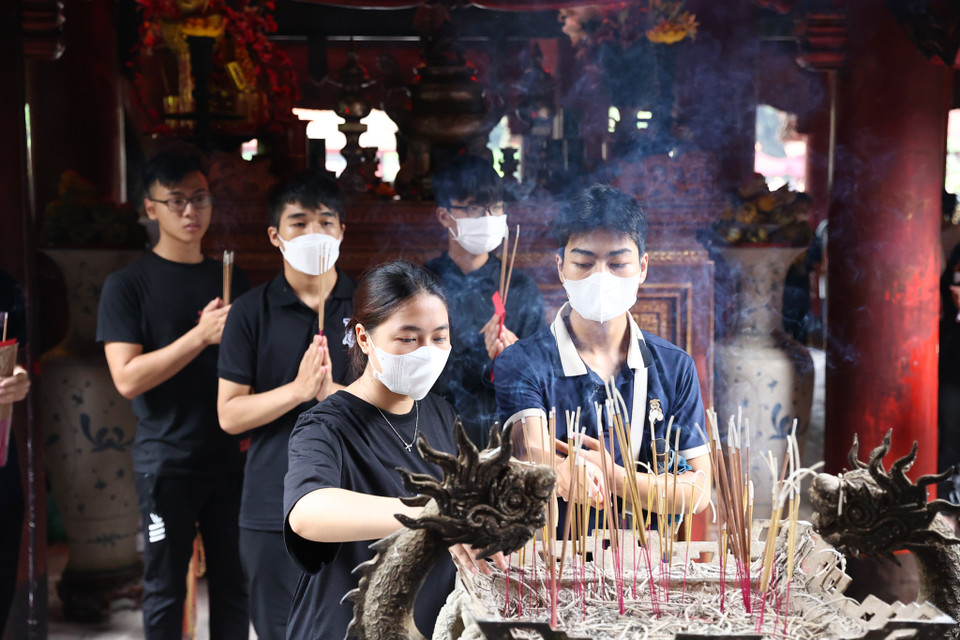 Nhiều phụ huynh và học sinh đã lựa chọn Văn Miếu-Quốc Tử Giám hay thậm chí Đền Ngọc Sơn để thắp hương cầu may, giải tỏa căng thẳng trước kỳ thi quan trọng. (Ảnh: Minh Sơn/Vietnam+)