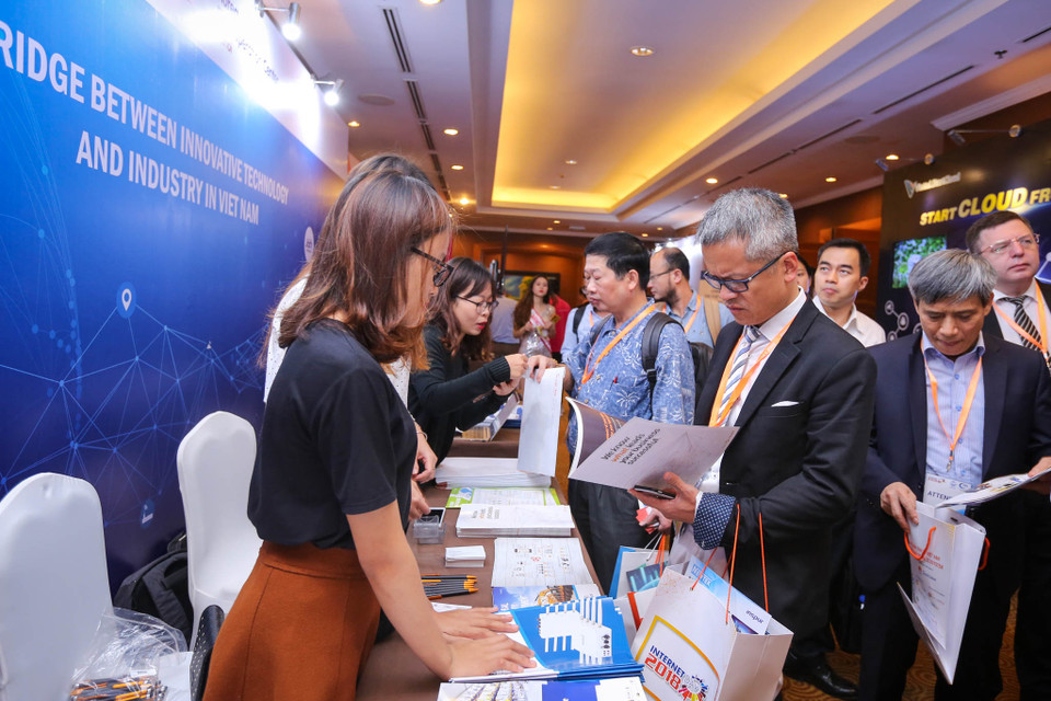 Tại Internet Day 2018, các doanh nghiệp về công nghệ - viễn thông đã mang đến nhiều sản phẩm nòng cốt trong chiến lược phát triển hệ sinh thái số. (Ảnh: Minh Sơn/Vietnam+)