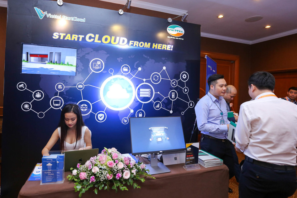 Đa phần các gian hàng tại đây trưng bày và giới thiệu đến khách tham quan sản phẩm chủ lực của mình là giải pháp lưu trữ đám mây cho các doanh nghiệp. (Ảnh: Minh Sơn/Vietnam+)