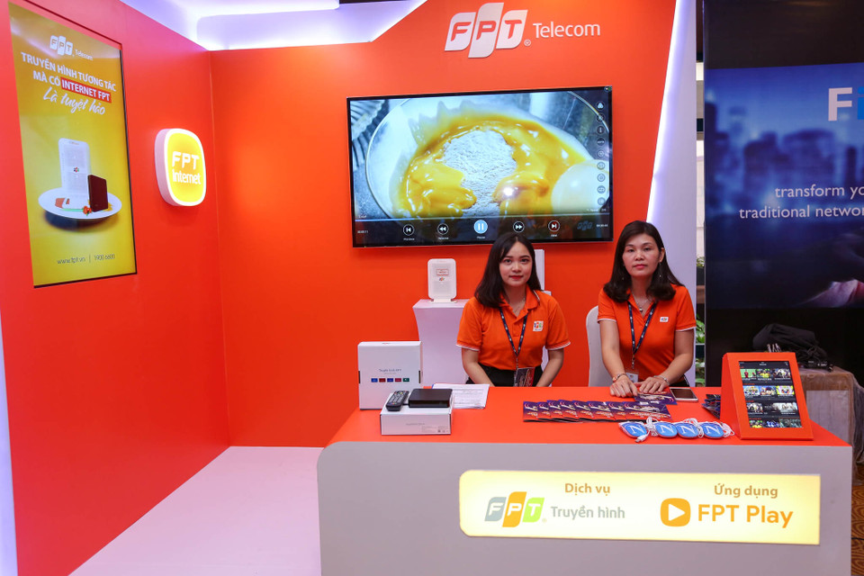 Gian hàng của FPT giới thiệu đến khách tham quan dịch vụ Truyền hình và ứng dụng FPT Play. (Ảnh: Minh Sơn/Vietnam+)
