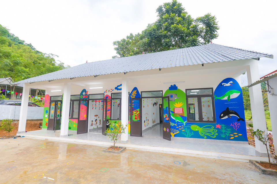 Công trình xây dựng và cải tạo bao gồm hạng mục chính là xây mới 3 phòng học hoàn chỉnh và các hạng mục xây dựng công trình phụ bao gồm nhà vệ sinh khép kín và hành lang có mái che. (Ảnh: Minh Sơn/Vietnam+)