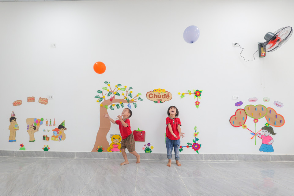 Niềm vui của các em học sinh khi được học trong một ngôi trường mới đầy khang trang và sạch đẹp. (Ảnh: Minh Sơn/Vietnam+)