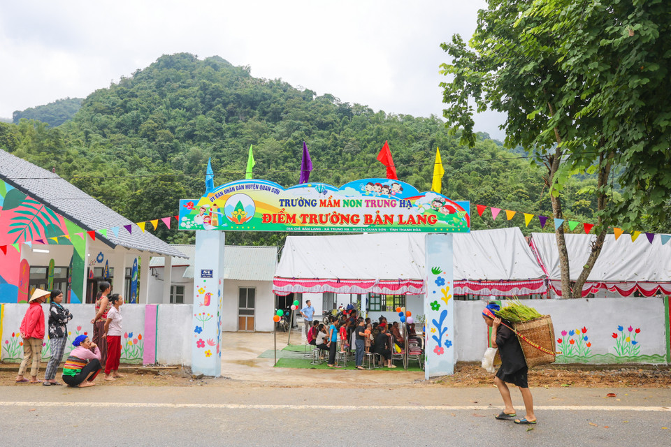 Sáng 26/9, Quỹ Vì Tầm Vóc Việt (VSF) và Tập đoàn TH phối hợp cùng Công ty Nhựa Tương Lai Xanh (Green Future Plastic) tổ chức Lễ khánh thành điểm trường Bản Lang thuộc Trường Mầm non Trung Hạ (huyện Quan Sơn, tỉnh Thanh Hóa). (Ảnh: Minh Sơn/Vietnam+)