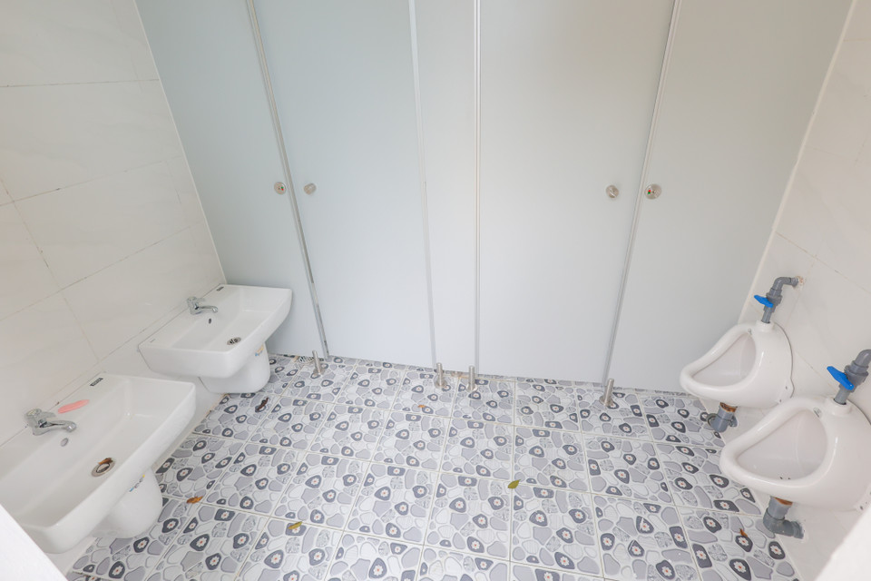 Bên cạnh đó, dự án cũng cải tạo 3 phòng học hiện tại, nhà vệ sinh và sân chơi hiện hữu của nhà trường nhằm cải thiện không gian học tập và vui chơi an toàn cho học sinh. (Ảnh: Minh Sơn/Vietnam+)