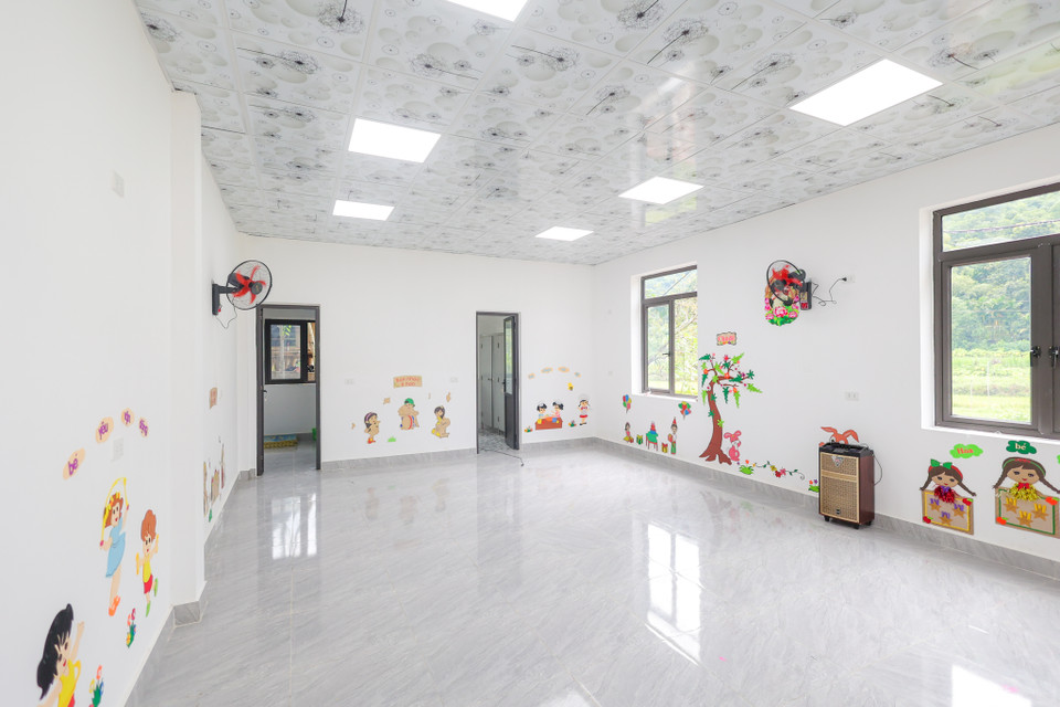 Cô Nguyễn Thị Thìn - Hiệu trưởng Trường Mầm non Trung Hạ cho biết: 'Đây là một công trình có ý nghĩa rất lớn đối với giáo viên, học sinh, và cả phụ huynh của trường Mầm non Trung Hạ. Từ nay, cô trò điểm trường khu Lang sẽ có được môi trường học tập an toàn, sạch đẹp và không còn phải lo lắng mỗi khi trời mưa to nữa.' (Ảnh: Minh Sơn/Vietnam+)