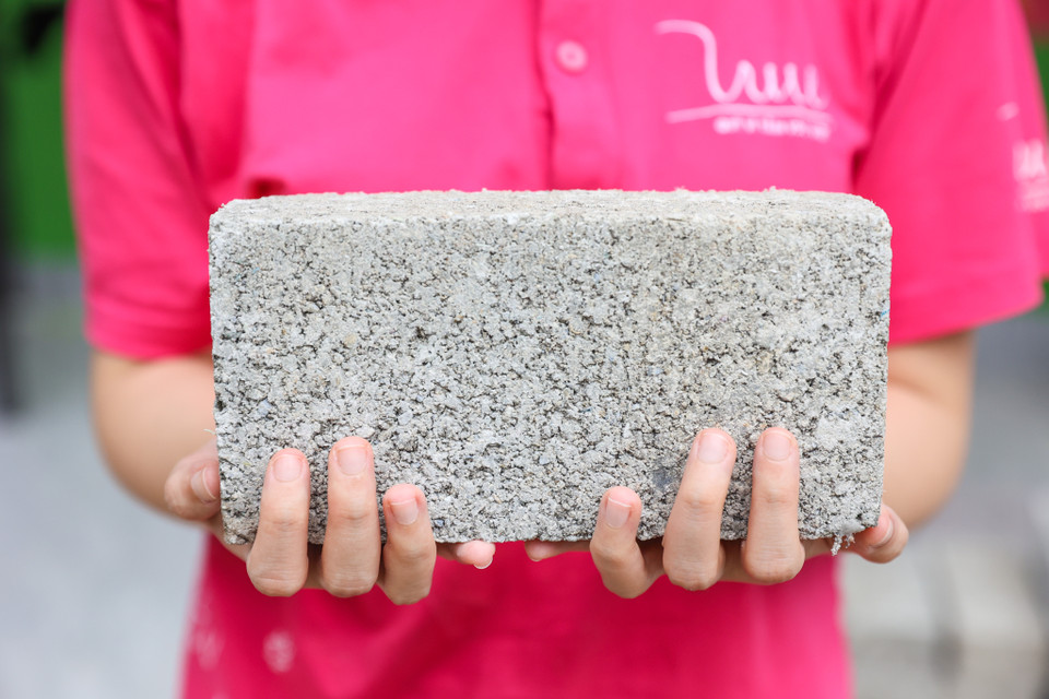 Một điểm đặc biệt của công trình là 50% nguyên vật liệu (gạch và ngói) sử dụng từ vật liệu nhựa tái chế, với tổng khối lượng nhựa tái chế lên đến gần 44,87 tấn. Trước khi dùng làm vật liệu xây dựng, loại nhựa tái chế này đã được xử lý bằng công nghệ biến tính và được kiểm định an toàn, không gây hại cho môi trường cũng như sức khỏe con người. (Ảnh: Minh Sơn/Vietnam+)