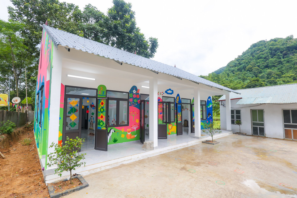 Công trình có tổng kinh phí hơn 1,94 tỷ đồng, được hoàn thiện trong 3 tháng với nguồn tài trợ từ VSF, Tập đoàn TH và Green Future Plastic. Trong đó, VSF và Tập đoàn TH tài trợ 1 tỷ đồng; Green Future Plastic chịu trách nhiệm về giải pháp kỹ thuật liên quan đến vật liệu, thi công, và đối ứng phần chi phí còn lại. (Ảnh: Minh Sơn/Vietnam+)