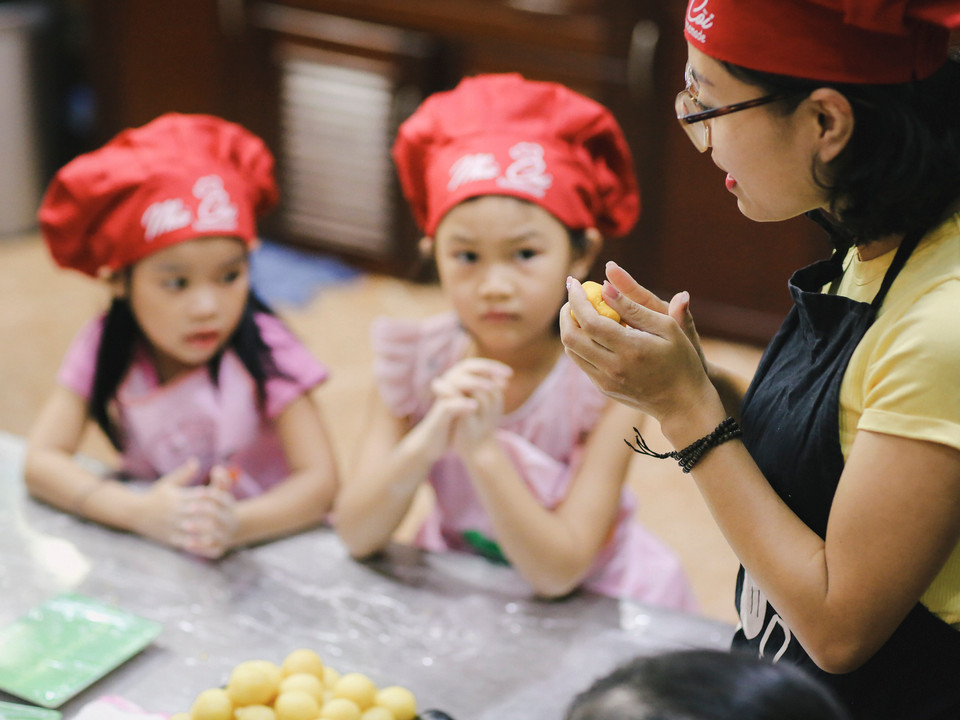 Tại đây các bé từ 5-12 tuổi sẽ được đóng vai 'đầu bếp nhí' tự mình làm những chiếc bánh nướng con thú đầy sinh động. (Ảnh: Minh Sơn/Vietnam+)