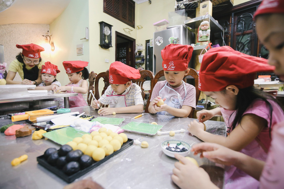 Từ lâu đã là món bánh truyền thống được sử dụng trong dịp tết Trung Thu, món bánh ngon không chỉ vì hương vị đặc trưng mà còn mang rất nhiều ý nghĩa. (Ảnh: Minh Sơn/Vietnam+)