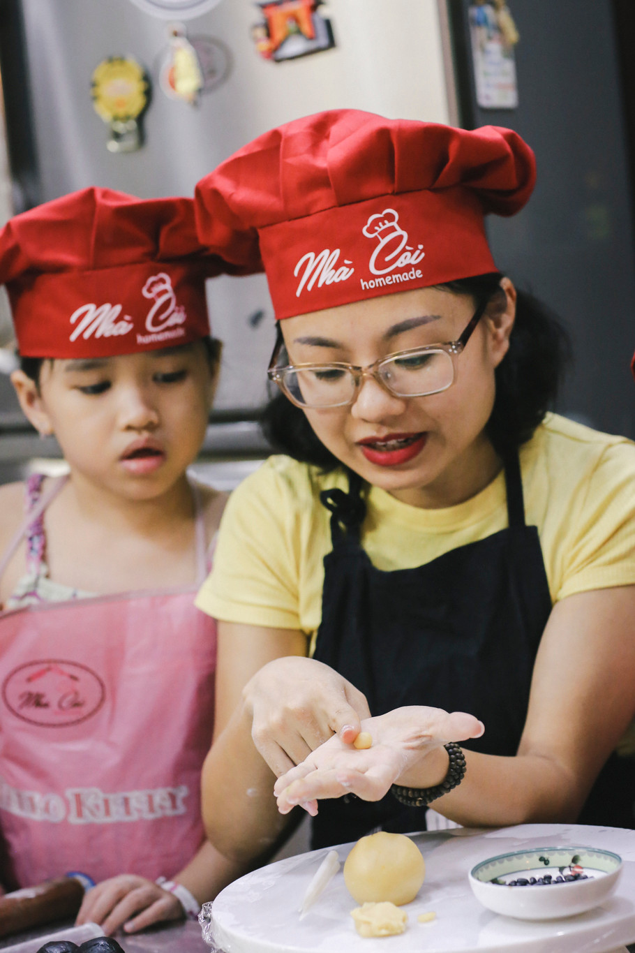 Đây là năm thứ 2, chị Giang mở lớp dạy làm bánh Trung Thu cho trẻ em. Lớp học chủ yếu dạy các em làm những loại bánh nướng hình thú đơn giản, dễ làm. (Ảnh: Minh Sơn/Vietnam+)