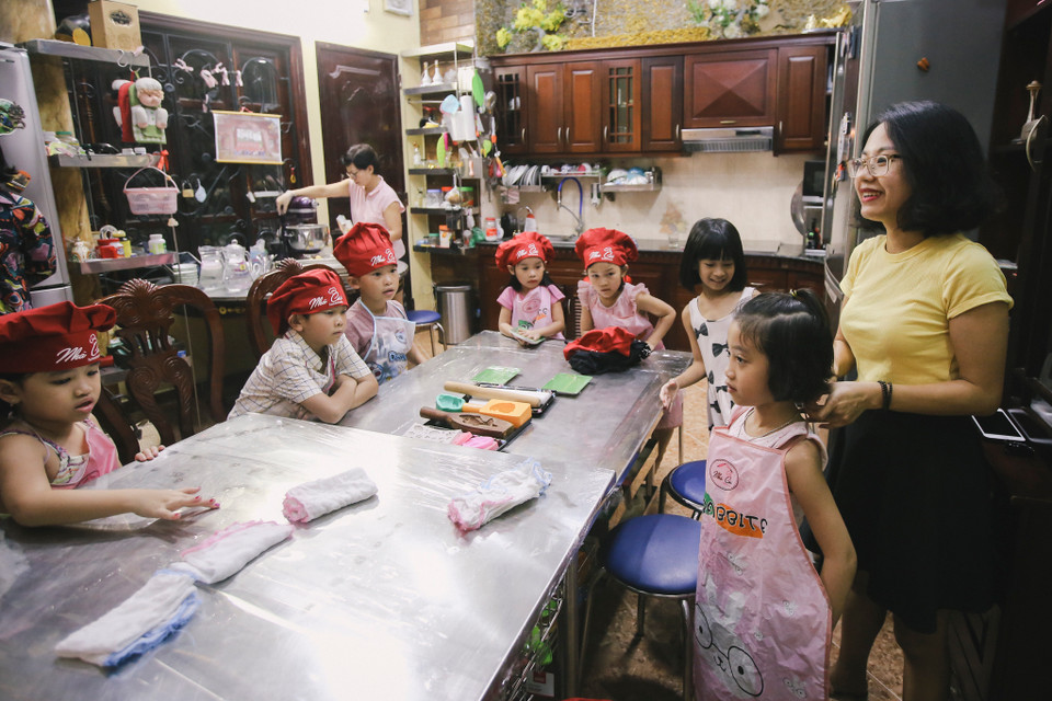 Mỗi dịp Trung Thu, trẻ em lại hào hứng được rước đèn, phá cỗ với những chiếc bánh nướng, bánh dẻo thơm ngon. Tuy nhiên không phải bé nào cũng hiểu được ý nghĩa và biết cách làm món bánh truyền thống này. (Ảnh: Minh Sơn/Vietnam+)