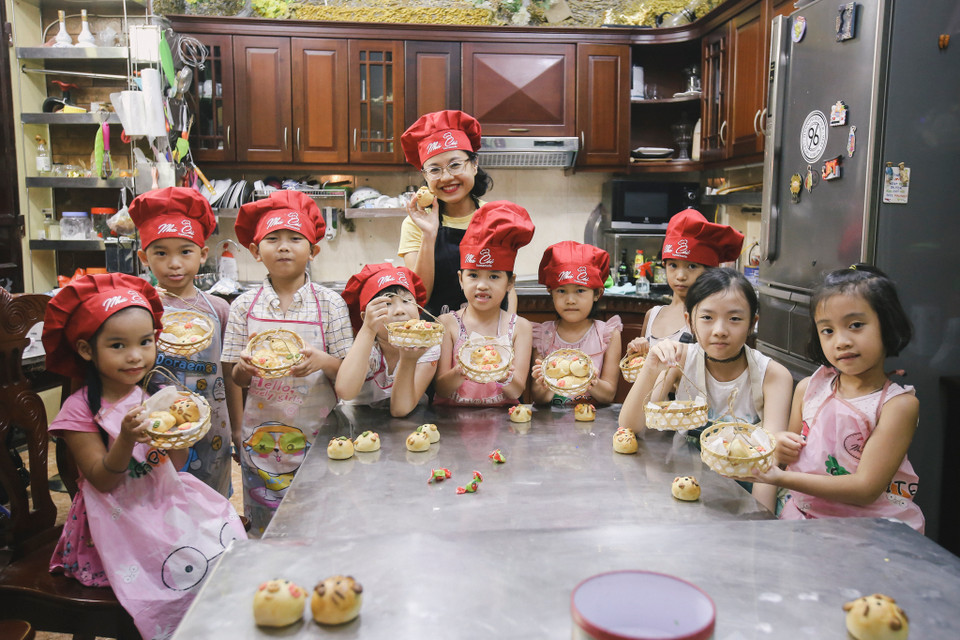 Lớp học làm bánh là nơi tạo sự kết nối giữa bé với bạn bè đồng trang lứa, tạo cơ hội cho các em rèn luyện tính kiên trì, tỉ mỉ và cẩn thận hơn. Qua việc tự tay làm bánh, các bé sẽ hiểu thêm ý nghĩa của món ăn đặc biệt trong ngày 'phá cỗ trông Trăng'. (Ảnh: Minh Sơn/Vietnam+)