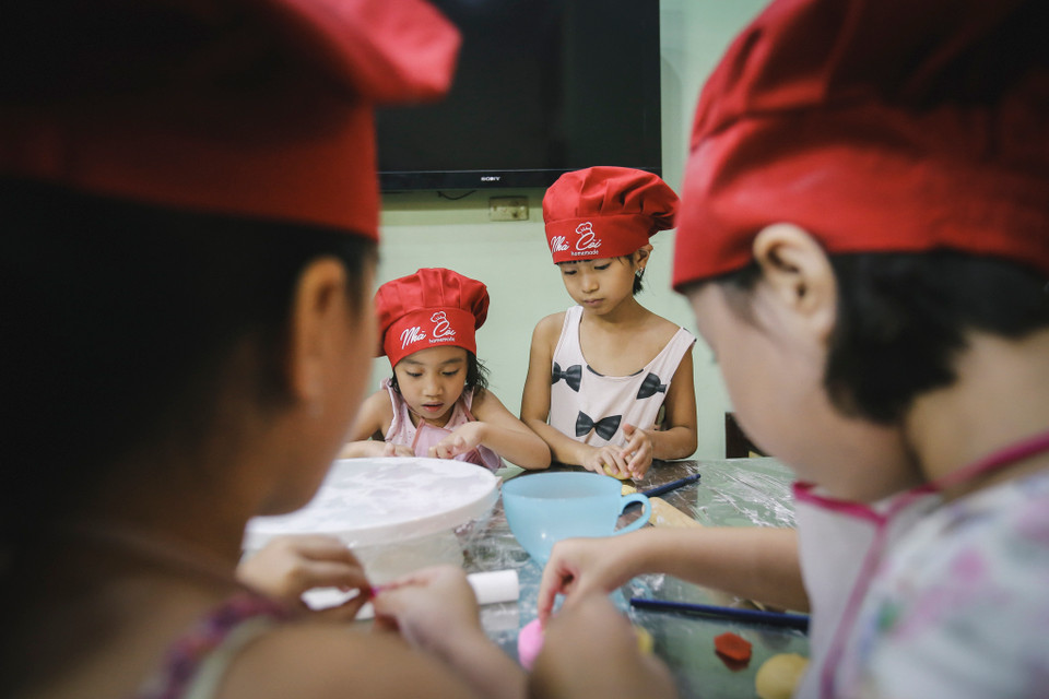 Các em nhỏ sẽ được học về các nguyên vật liệu để làm ra chiếc bánh trung thu; Học cách nặn, tạo hình nhiều loại con thú như: con lợn, hổ, nhím, chó hay cách dùng khuôn để làm bánh con cá, thỏ; Được tự trang trí cho các con vật sao cho dễ thương sinh động; học và được thực hành đầy đủ các công đoạn để làm ra chiếc bánh Trung Thu. (Ảnh: Minh Sơn/Vietnam+)