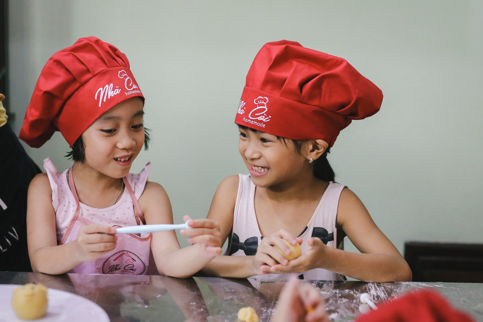 Chỉ trong vòng 3 tiếng, các bé đã có thể làm được 3 -4 loại bánh khác nhau để mang về khoe bố mẹ mình. (Ảnh: Minh Sơn/Vietnam+)