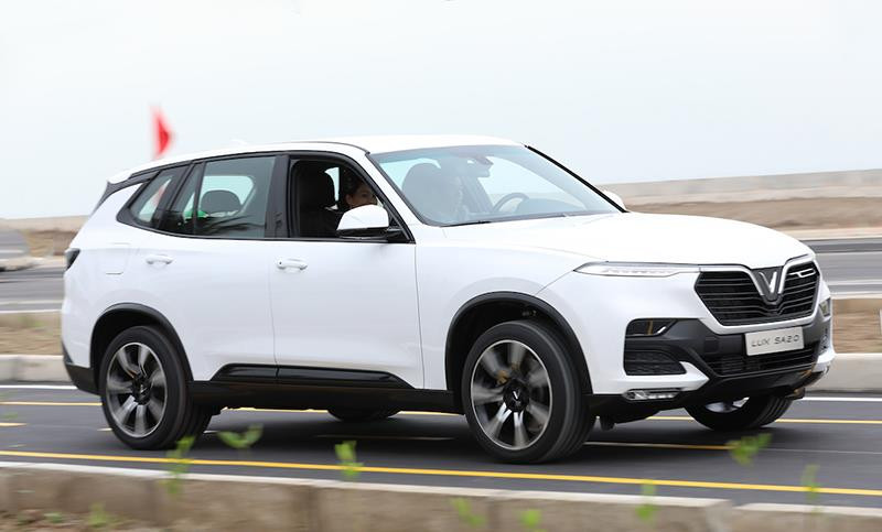 Xe được trang bị động cơ DOHC 2.0L 4 xi-lanh tăng áp, công suất tối đa 228 mã lực, mô-men xoắn cực đại 350 Nm. Hộp số trên xe là loại ZF tự động 8 cấp...(Ảnh: Tuấn Hải)