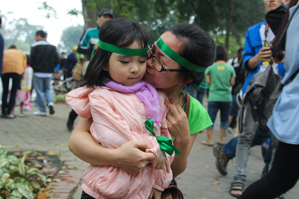 Rất nhiều em bé đã theo chân cha mẹ cùng hưởng ứng hoạt động ý nghĩa này. (Ảnh: Minh Sơn/Vietnam+)