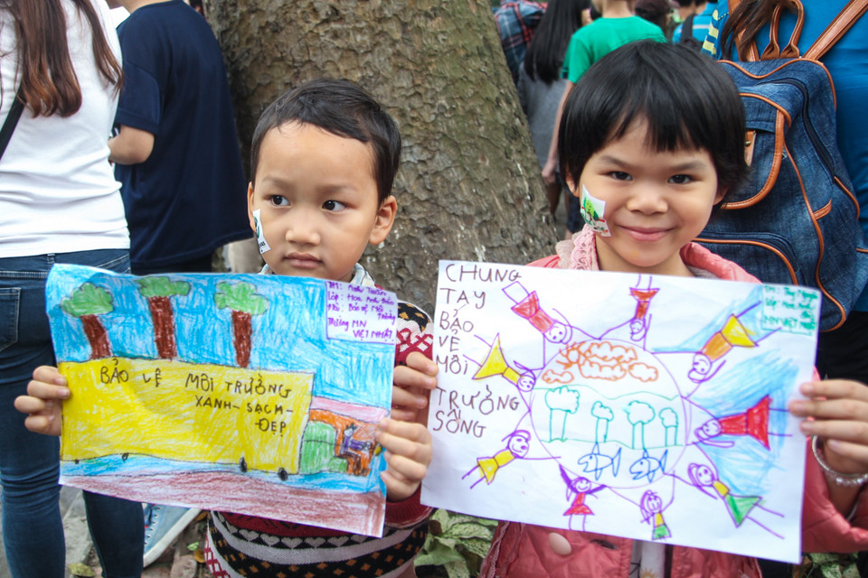 Những bức tranh do chính tay các em vẽ với mục đích kêu gọi người dân hãy chung tay góp sức để Thủ đô phủ mãi một màu xanh. (Ảnh: Minh Sơn/Vietnam+)