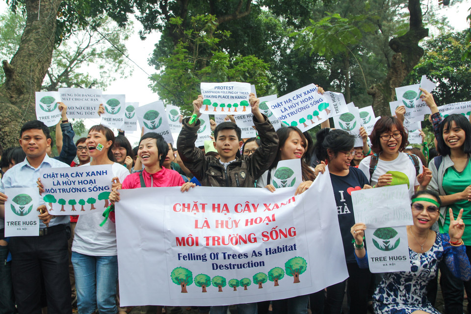 Không phân biệt già trẻ, trai gái, chương trình luôn chào đón mọi người cùng tham gia bảo vệ cây xanh, góp phần làm Thủ đô xanh sạch, văn minh. (Ảnh: Minh Sơn/Vietnam+)
