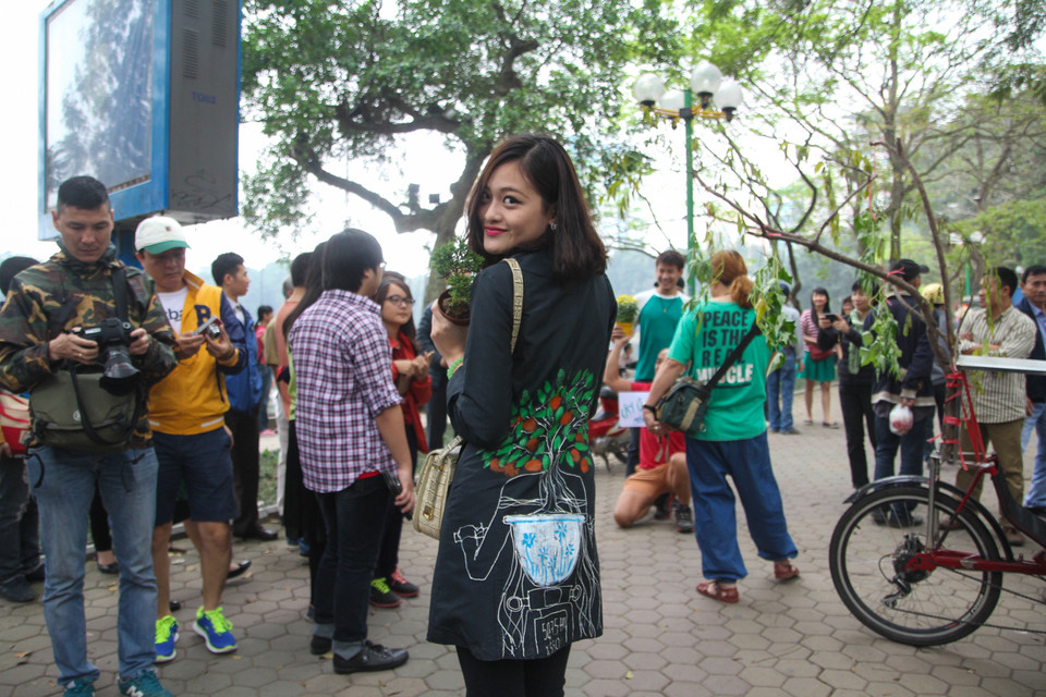 Nữ diễn viên Thùy Anh cũng đến từ rất sớm, cô hóa thân thành một cái cây để mọi người ôm nhằm kêu gọi người dân hưởng ứng chương trình. (Ảnh: Minh Sơn/Vietnam+)